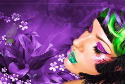 Rostro de mujer maquillada con fondo violeta.