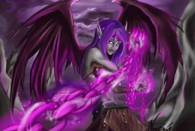 Mujer con alas y cadena violeta
