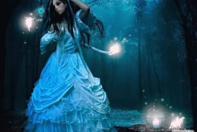 Mujer con vestido antiguo en el bosque con hadas