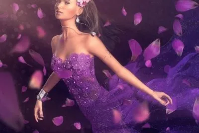 Mujer con vestido y pÃ©talos violetas