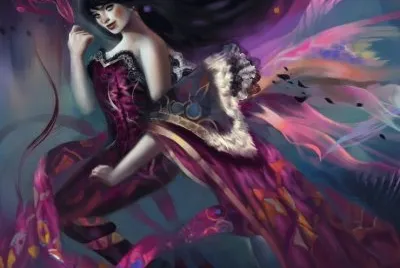 Mujer de pelo negro y vestido violeta