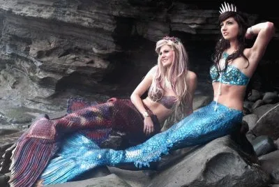 Sirenas en las rocas a orillas del mar.