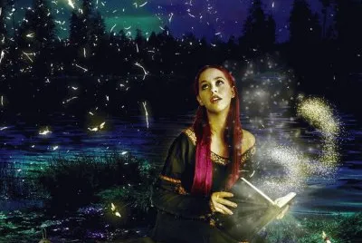 Chica en la noche con hada y libro mÃ¡gico