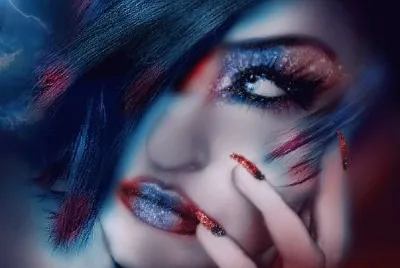 Mujer maquillada mirando un rayo