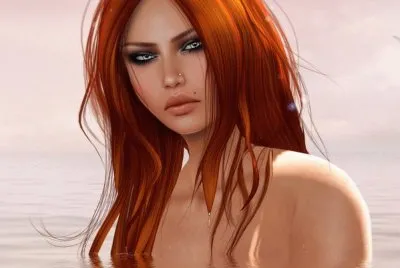 Mujer pelirroja en el agua