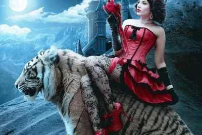 Mujer de rojo sentada sobre tigre