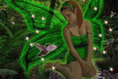Hada verde en el bosque con ave
