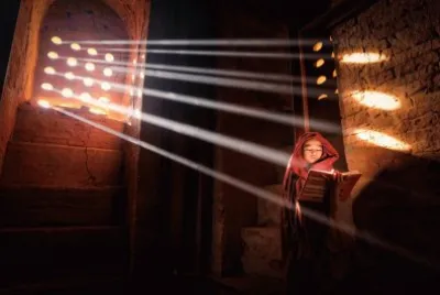 Joven monje en Viejo Bagan, Birmania