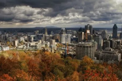 ciudad a pleno de nubes