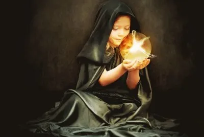NiÃ±a sentada con bola mÃ¡gica