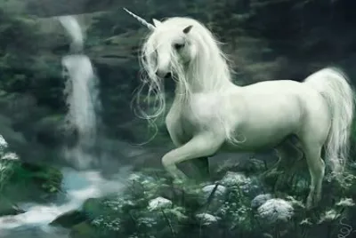 Unicornio blanco en una cascada