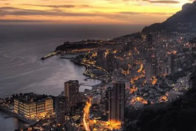 monaco al anochecer
