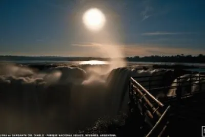 Cataratas del IguazÃº con luna llena. Argentina