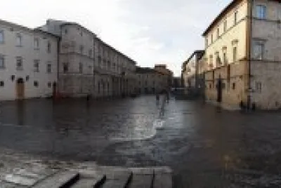 Piazza Arringo dopo una giornata di pioggia