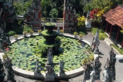 Templo cerca de Lovina. Indonesia