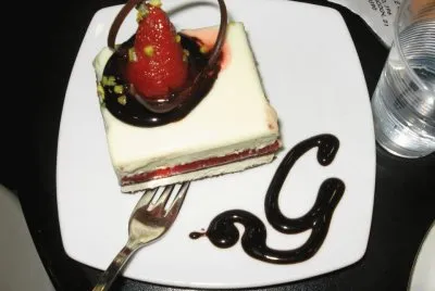 Un rico trozo de torta de chocolate con crema