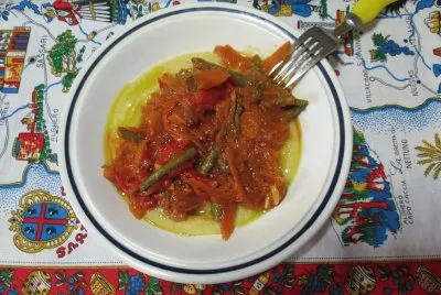 Delicioso plato de polenta vegano