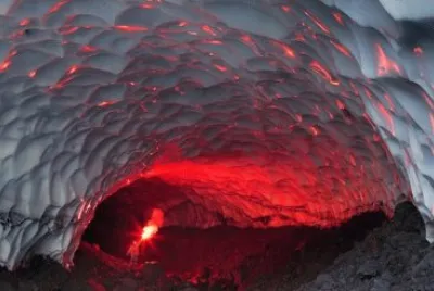 Cuevas de hielo del volcÃ¡n Mutnovski. Rusia