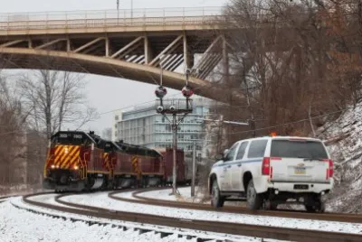 AVR 3003 SD40-3 leads the AVR Bakerstown turn