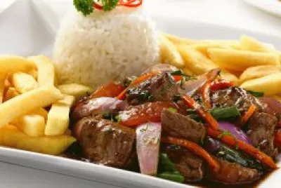 lomo saltado peruano