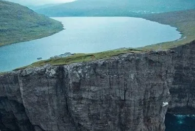 Lago Sorvagsvatn. Islas Feroe jigsaw puzzle