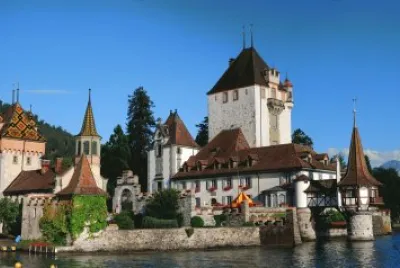 Castillo y lago
