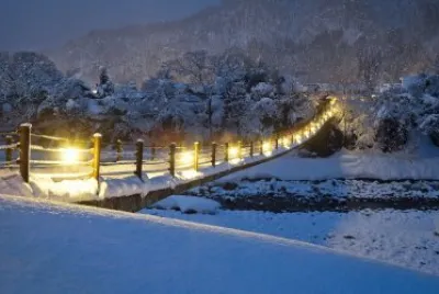 Puente nevado con luces en invierno