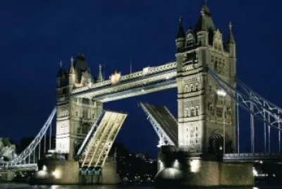 tower bridge notte