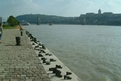scarpe sulle rive del danubio