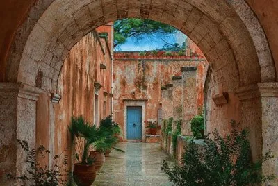 Acceso a las celdas del Monasterio