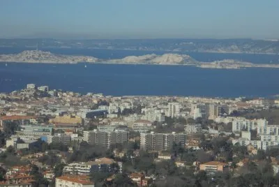 La ville de Marseille, et au loin l 'Ã®le du Frioul