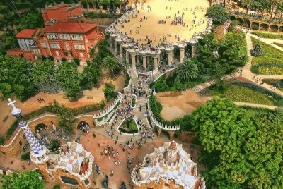 Vista aÃ©rea del Parque GÃ¼ell de Antoni GaudÃ­