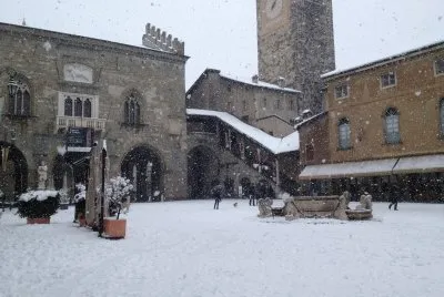 bergamo innevata piazza vecchia