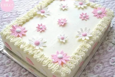 pastel blanco con rosa