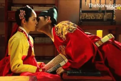 פאזל של the moon that embraces the sun