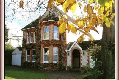 BURGESS HILL (INGLATERRA) - UNA LINDA CASITA