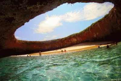 UNA PLAYA CERRADA jigsaw puzzle