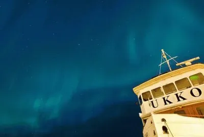 Noche de auroras en la costa de Finlandia
