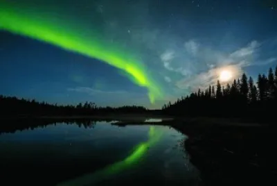 Aurora refleajada en un lago en Finlandia