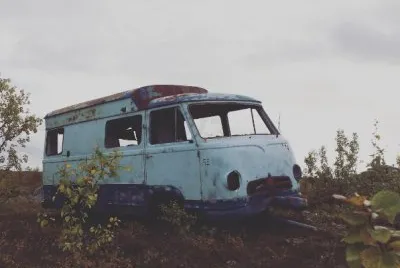 VehÃ­culo abandonado sobre arbustos en Finlandia