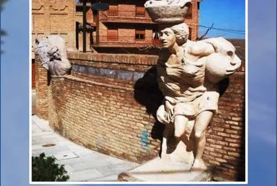 ESCULTURA EN LA FUENTE - ALDEANUEVA DE EBRO
