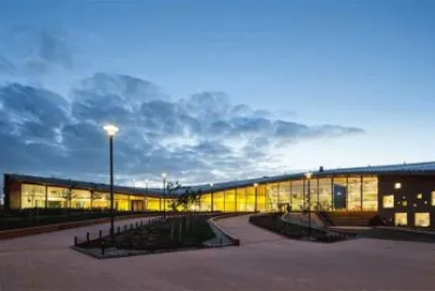 Escuela de Saunalahti en Espoo, Finlandia.jpg