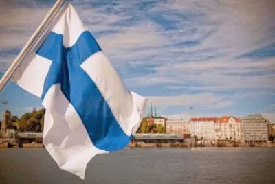 Bandera de Finlandia asomÃ¡ndose a la ciudad
