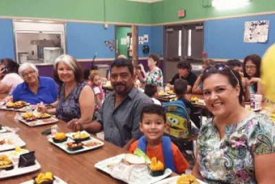 KINDER DE YADIEL CON ABUELITOS