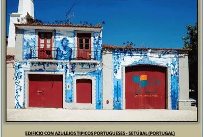EDIFICIO CON AZULEJOS TIPICOS PORTUGUESES