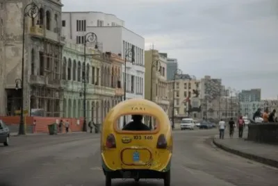 Cocotaxi en el malecÃ³n de La Habana