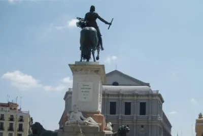 Estatua de Felipe V y Teatro Real de Madrid