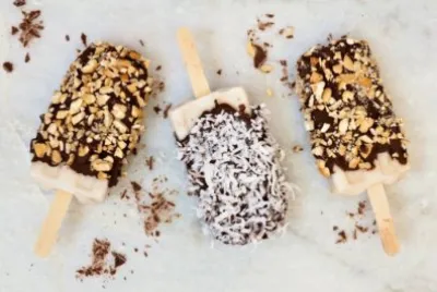 Paletas de chocolate y frutas secas