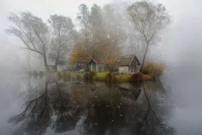village dans la brume