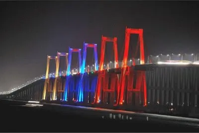 Puente con luces de colores